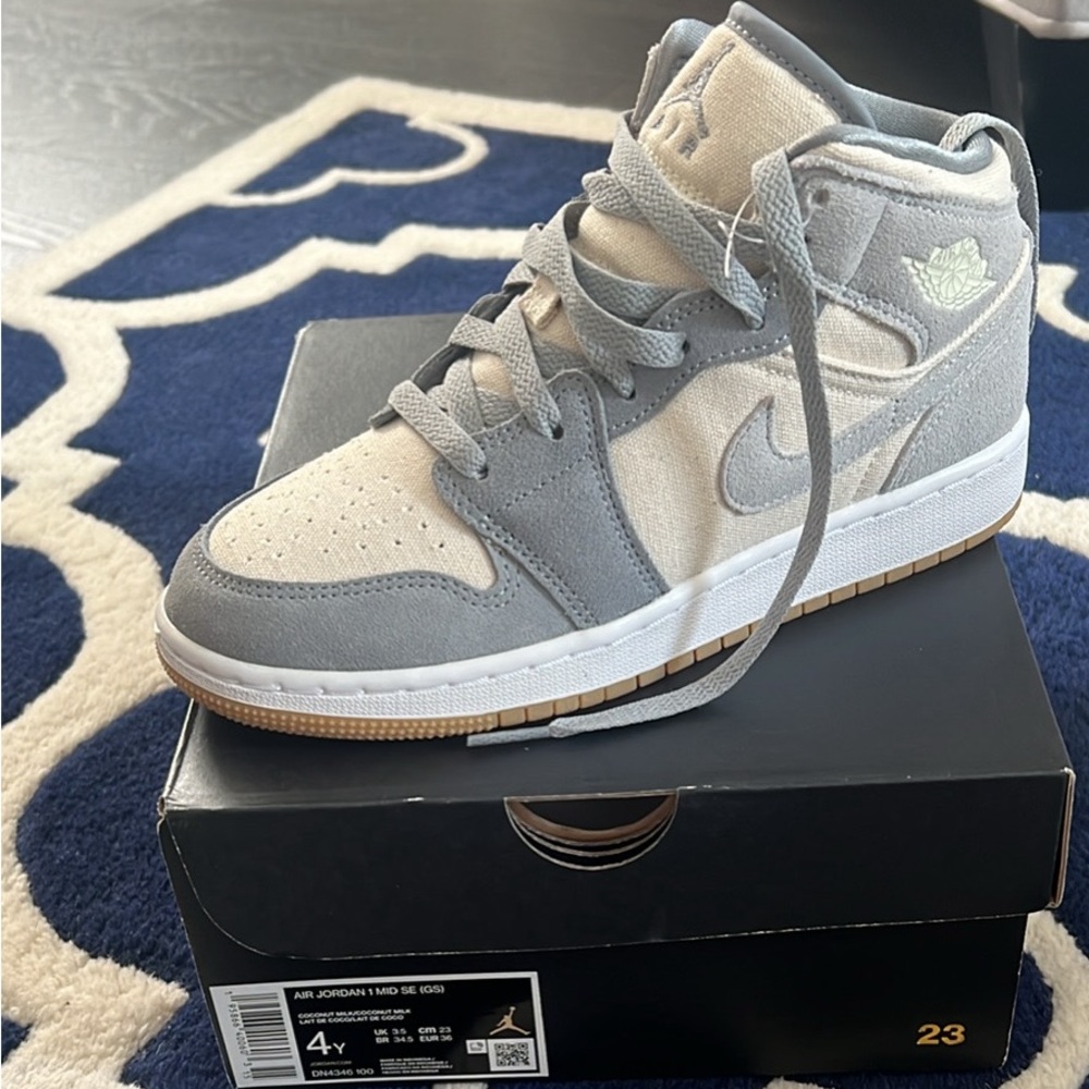 Air Jordan 1 mid se (gs) coconut milk boys size 4